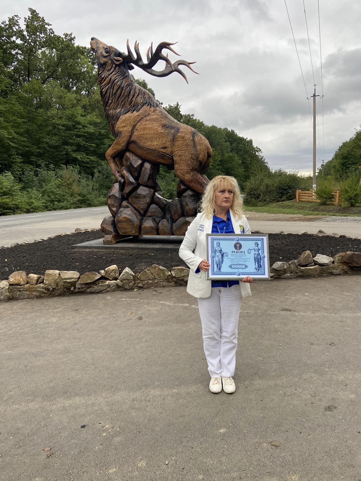 Наймасивніша в Україні дерев'яна скульптура оленя з'явилася у Чернівецькій області  