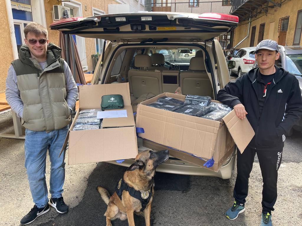 Сто укомплектованих аптечок для ГО 'Волонтерський рух Буковини', кровоспинні засоби СELOX та сонячні панелі від фонду 'Юкон' вже на фронті або вирушать туди незабаром