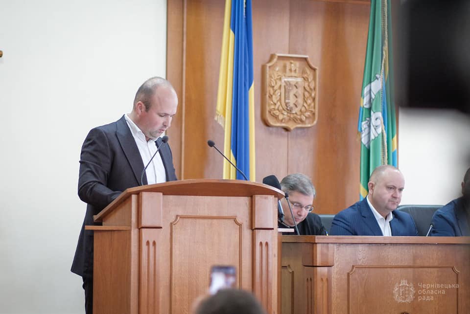 Попри скандал зі 'швидкими' Чорний розпрощався з кріслом добровільно, а деякі посадовці Осачука ховаються в армії, щоб Запаранюк не міг їх звільнити