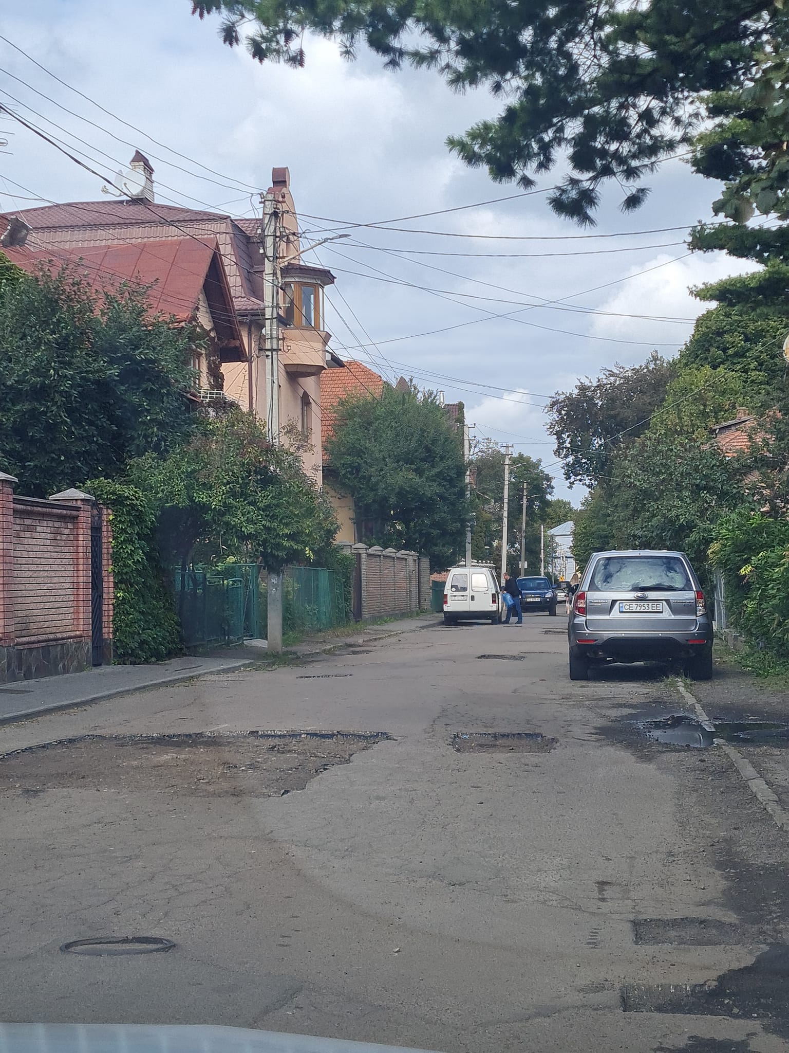 У мережі розкритикували показушне латання кількох чернівецьких вулиць, зокрема тієї, на якій живе депутат міськради Чинуш 