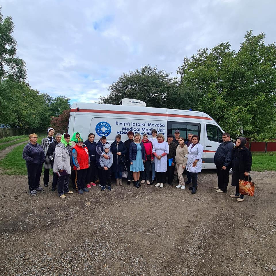 Благодійна місія «Лікарі світу - Греція» обстежила майже чотири десятка мешканців села Перківці на Кельменеччині 