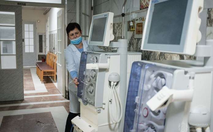 Завдяки українській молоді Румунії міська дитяча лікарня у Чернівцях придбала сучасне обладнання, а обласна отримала два сучасні апарати для гемодіалізу від польської спілки хірургів  