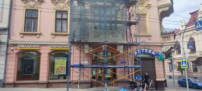 У Чернівцях пощастило тільки трьом аварійним фасадам, які становлять небезпеку для городян   