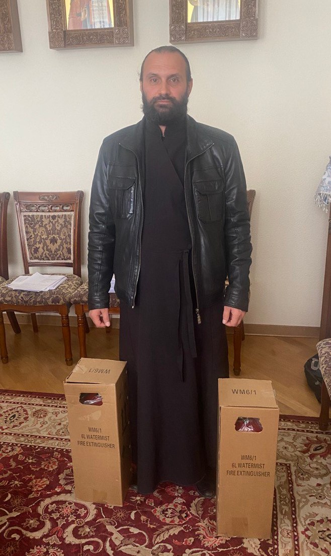 Від Запаранюка Мелетію занесли 8 вогнегасників для дерев’яних храмів УПЦ МП на Буковині 