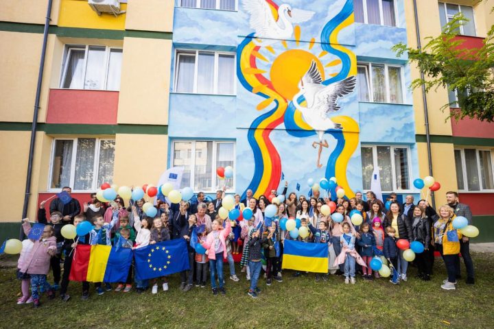 «Птахи волі і свободи»: у Сучаві презентували мурал на підтримку України