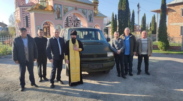 У Чернівецькій єпархії УПЦ МП віряни села Молодія передали ще один автомобіль для ЗСУ
