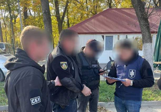 У Чернівцях на хабарі упіймали співробітника військкомату та поліцейського
