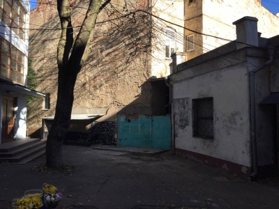 У центрі Чернівців зачистили територію під громадську вбиральню 