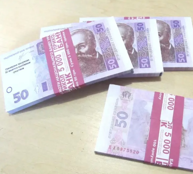 Житель Прикарпаття розраховувався у Чернівцях сувенірними грошима