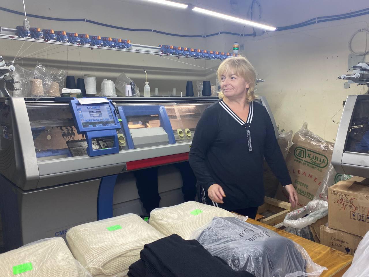 «Ти маєш мені допомогти, бо я маю допомогти нашій країні»: мешканка Вижниччини повернулася з-за кордону, щоб виховувати онуків поки їхня мама захищає Україну 