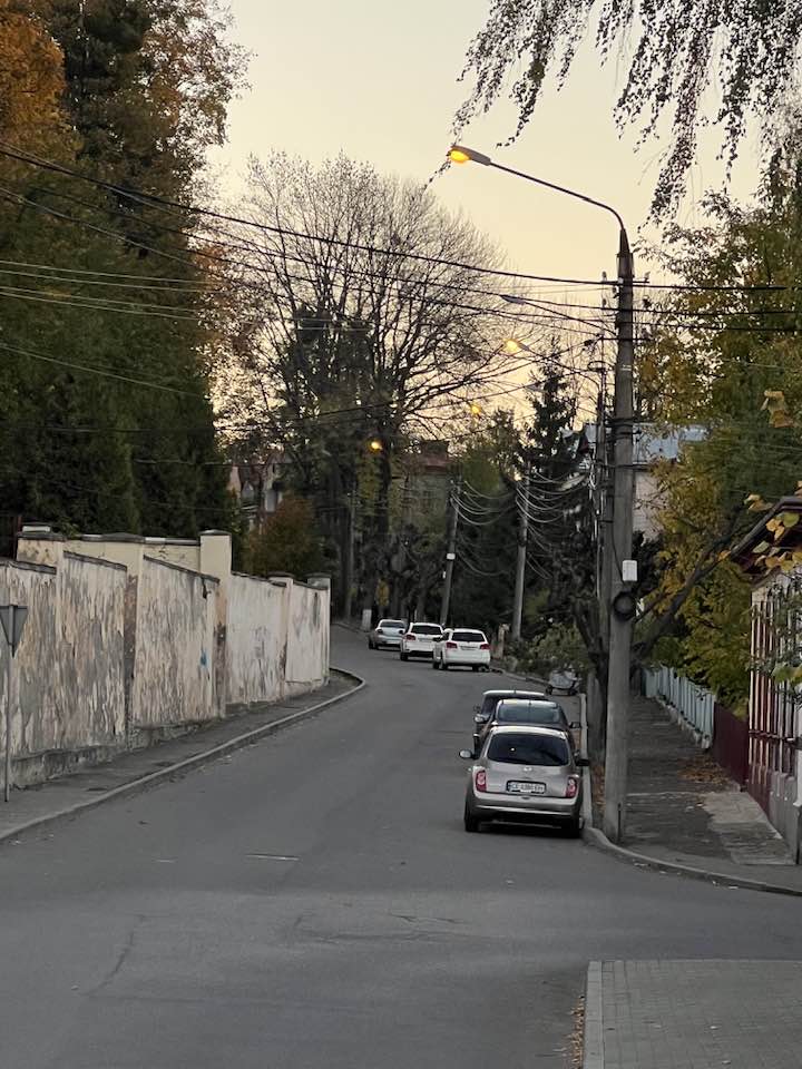 Керівник 'Міськсвітла' пояснив, чому у Чернівцях вдень горять вуличні ліхтарі  