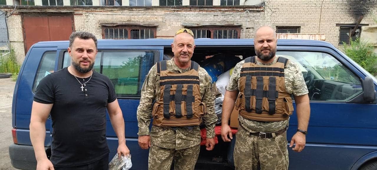 Від початку повномасштабного вторгнення храми Чернівецько-Буковинської єпархії ПЦУ передали на передову вже понад 100 машин 