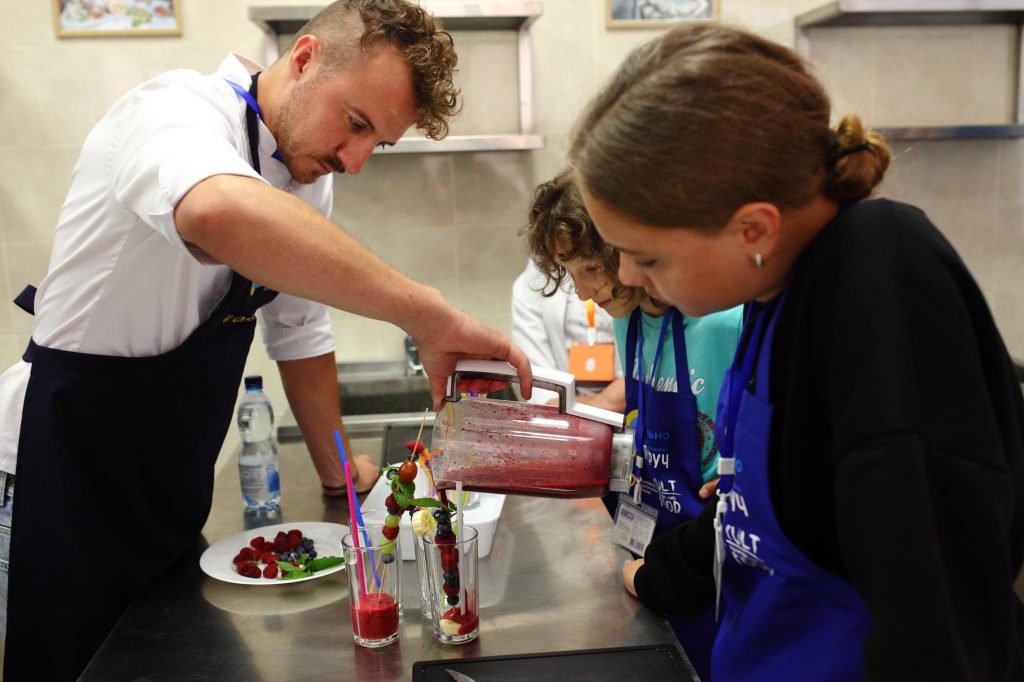 Шеф-кухар Євген Клопотенко проведе майстер-клас з приготування їжі під час війни для дітей-переселенців у Чернівецькій області 