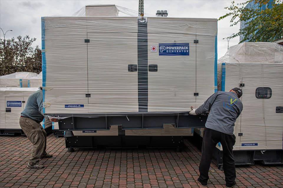 Обласний центр служби крові отримав від благодійників 5 холодильників, а залізничний вокзал у Чернівцях генератор 