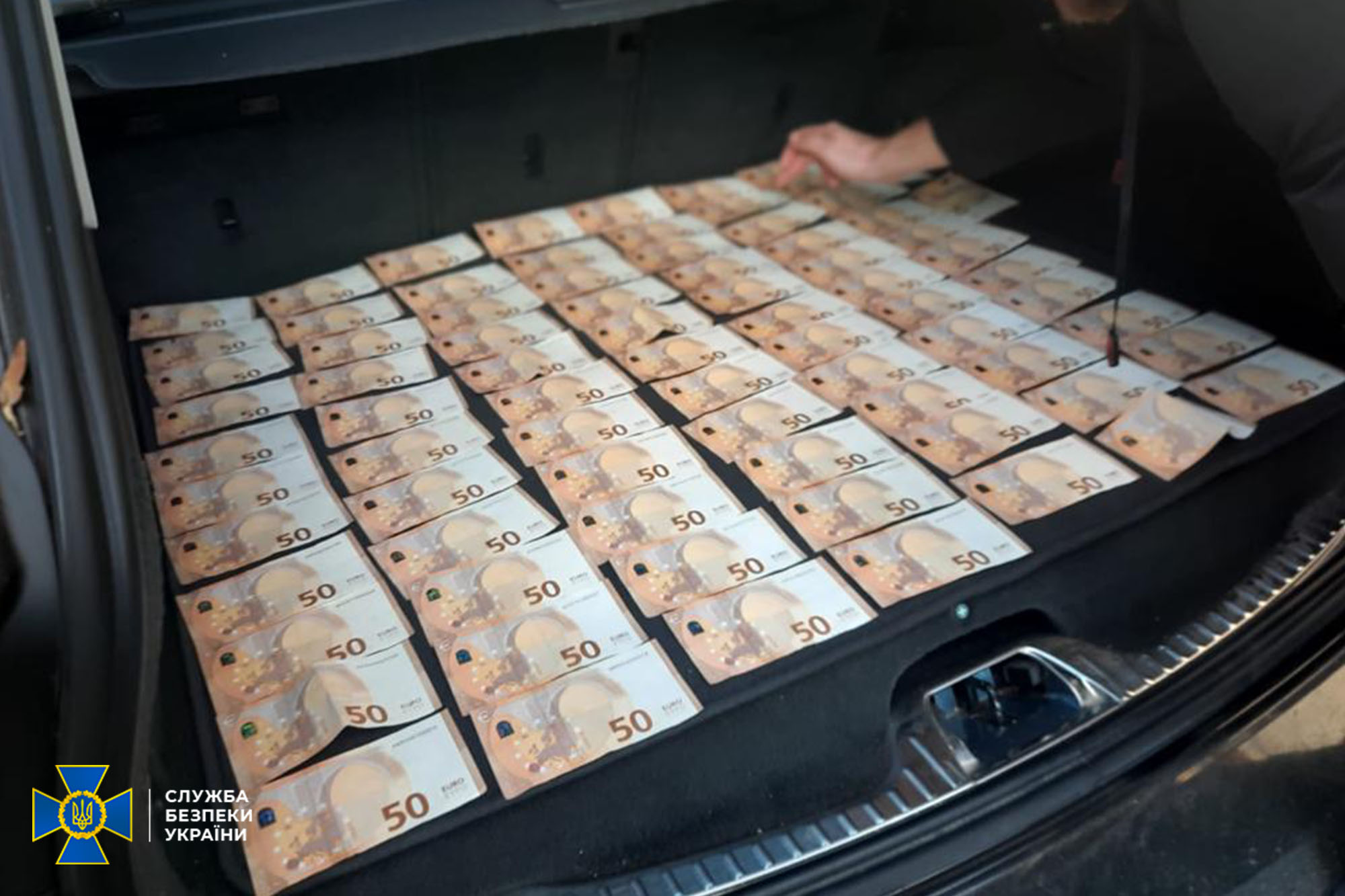 На Буковині співробітниця митниці зі спільником за гроші допомагали ухилянтам втекти за кордон