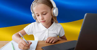 Кожному школяреві-переселенцю та дітям із малозабезпечених сімей - ноутбук у подарунок: чернівецький фонд ЮКОН з партнерами запускають новий благодійний проект 