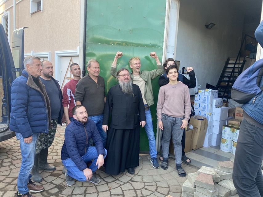 Пледи та продукти харчування до СІЗО та 1,5 тонни овочів та круп до психлікарні передали парафіяни та партнери УПЦ МП на Буковині 