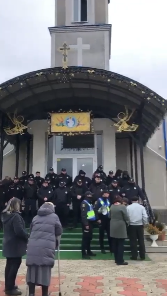 У селі Рингач прибічники УПЦ МП не пустили у храм Вознесіння Господнього прихожан, які заявили про бажання перейти до ПЦУ