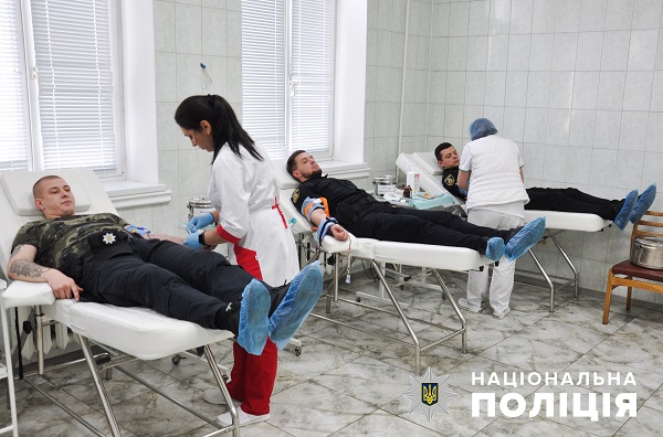 Буковинські поліцейські здали кров для постраждалих внаслідок збройної агресії росії