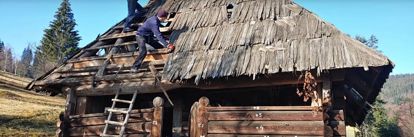 До Львова у Музей народної архітектури перевозять хату з Буковини. Фото