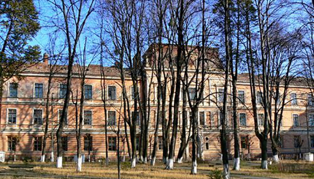 У Чернівцях з будівлі обласної лікарні зняли меморіальну дошку Булгакову