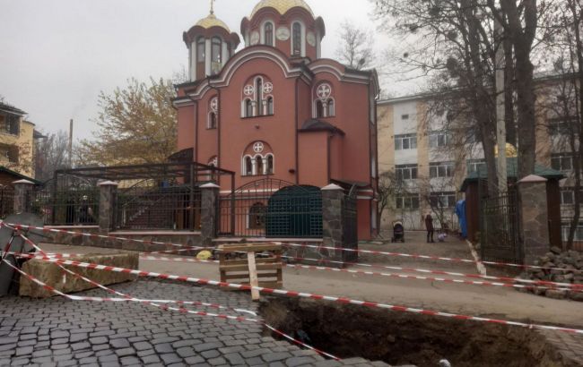 Поганий знак: у Чернівцях біля храмів МП розверзлася земля (фото)