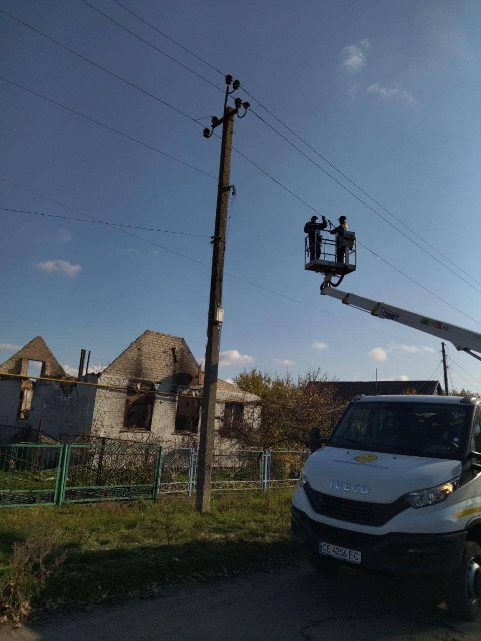 Дві бригади енергетиків з Буковини відновлюють електропостачання на деокупованій Херсонщині