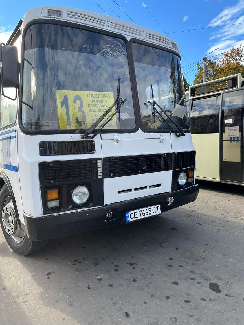 У Чернівцях на замість шести автобусів на 13 маршрут до Садгори виходило два