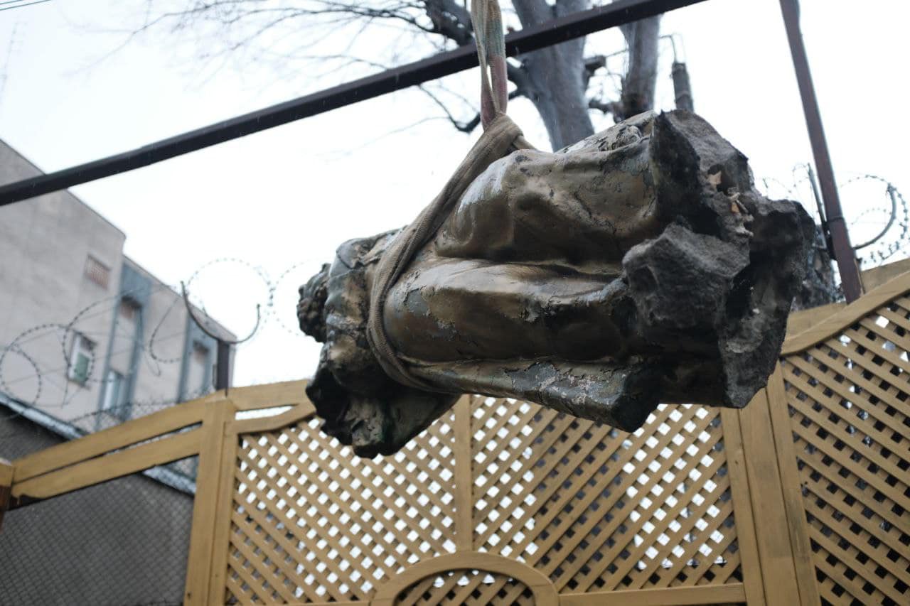У Чернівцях демонтували один з двох пам'ятників Пушкіну