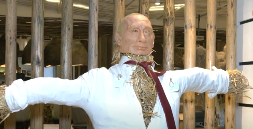 Зацідити Путіну: в одному з чернівецьких закладів встановили опудало президента РФ