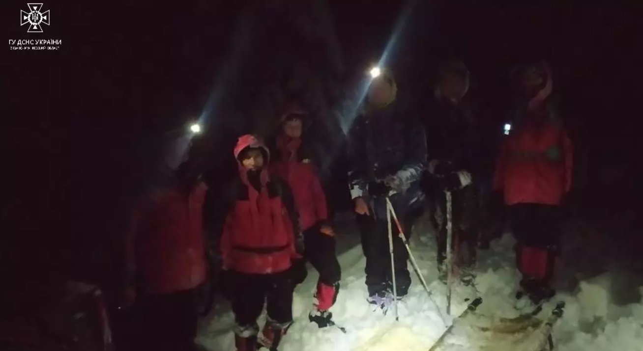  Чернівчанину, який травмувався на вершині гори Велика Сивуля, допомогли рятувальники  