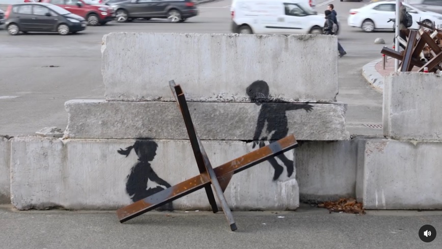 Всесвітньовідомий художник Бенксі, якого ніхто не знає на вигляд, показав відео про свою подорож в Україну з музикою відомого буковинця 