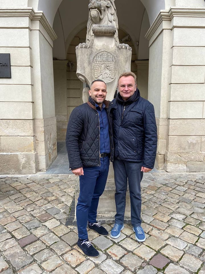 З Чернівцями знайомляться, роблять висновки, і їдуть далі: депутат міськради порівняв розвиток Львова і Чернівців за останні 15 років