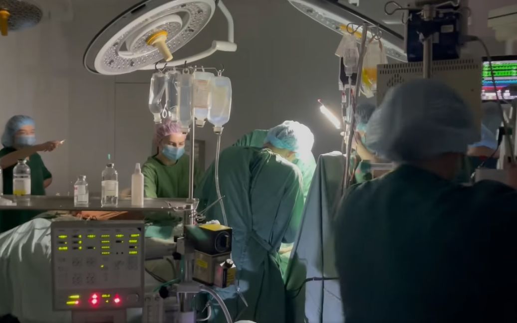 Надскладну операцію на серці, яку проводили чернівчанину у напівтемряві, побачив увесь світ 