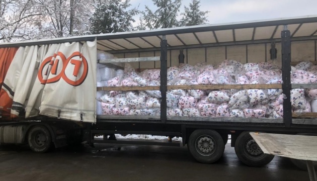 Тисячу ковдр та стільки ж подушок: на Буковину доправили гумдопомогу від румунських адвокатів