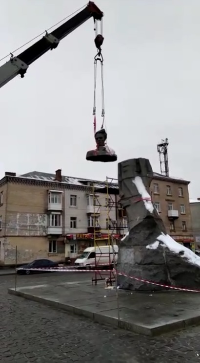 На Хмельниччині демонтовано пам'ятник письменнику Миколі Островському - автору роману про Павку Корчагіна (відео)