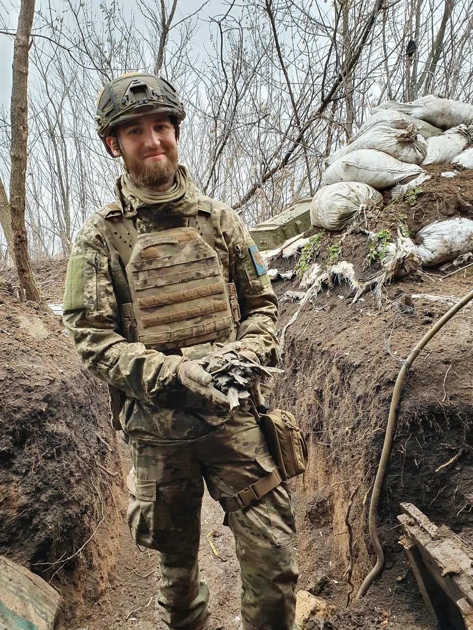 Колишній директор наукової бібліотеки ЧНУ, професор Ігор Жалоба, який нині у лавах територіальної оборони, попросив не перебільшувати його власний і Сергія Осачука внесок у збройну боротьбу з російським агресором і розповів про справжнього героя з Феодосії 