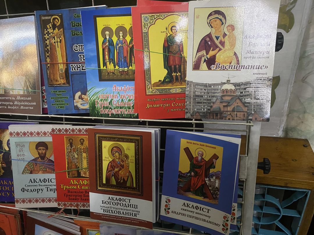 «Немає друкарень - винен Філарет»: чернівчанина, який в Кафедральному соборі УПЦ МП шукав книжок не тільки російською мовою, 'люблячі вірні' винесли з храму 