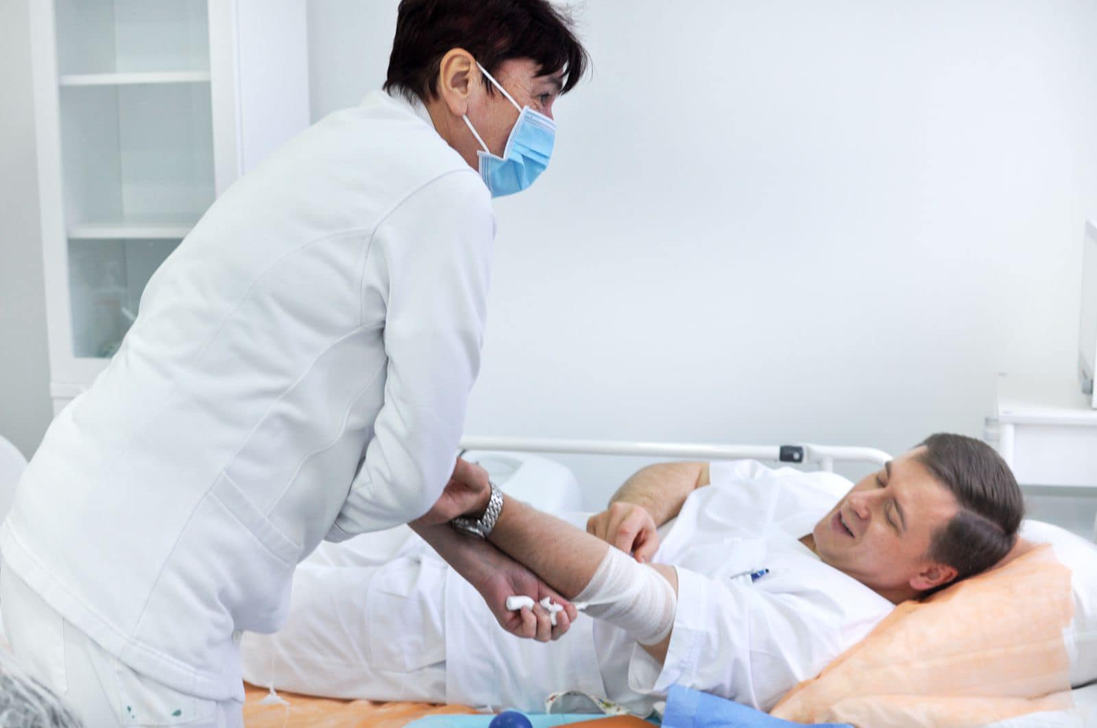 Гендиректор Чернівецької обласної лікарні професор Домбровський здав кров для ЗСУ