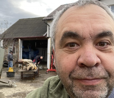 Депутат Чернівецької міськради у Румунії замість господаря обсмалив туші двох свиней, щоб їхній власник міг відремонтувати його авто 