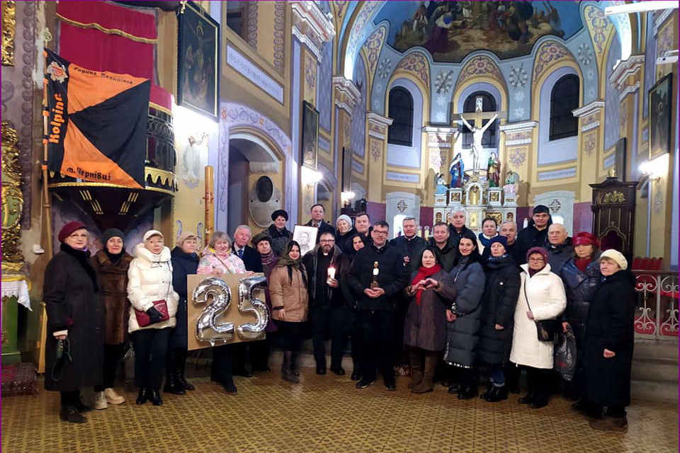 Дерев’яна статуетка короля і монсеньйор-вантажник гумдопомоги: чернівецька «Родина Кольпінга» відзначила 25-річчя справи 