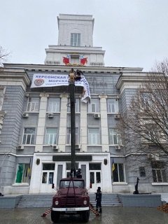 Чернівецькі рятувальники допомогли розмінувати та зняти окупаційну символіку із споруди славетної Херсонської державної морської академії 