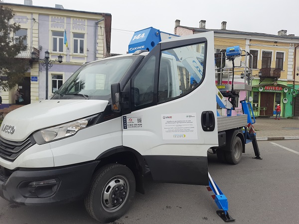 Вижницька громада отримала у подарунок електрогідравлічну автовишку, з якої вже найближчим часом прикрасять міську новорічну ялинку 