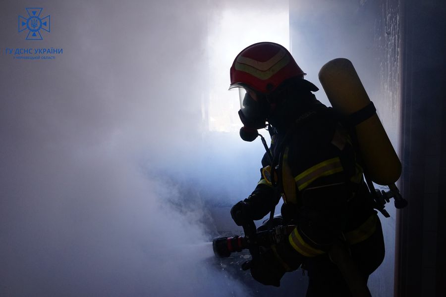 У Чернівцях на Новий рік у будинку на вул. Шиллера загорілася квартира на третьому поверсі: господиня загинула 