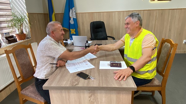 Голова румунської громади–комуни Думбравень передав машину «швидкої» для порятунку українських воїнів на передовій і планує передати генератор для однієї з буковинських громад 