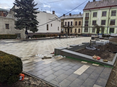 Сквер з Целаном у центрі 'подорожчав': на додаткові роботи накинуть ще мільйон людських грошей 