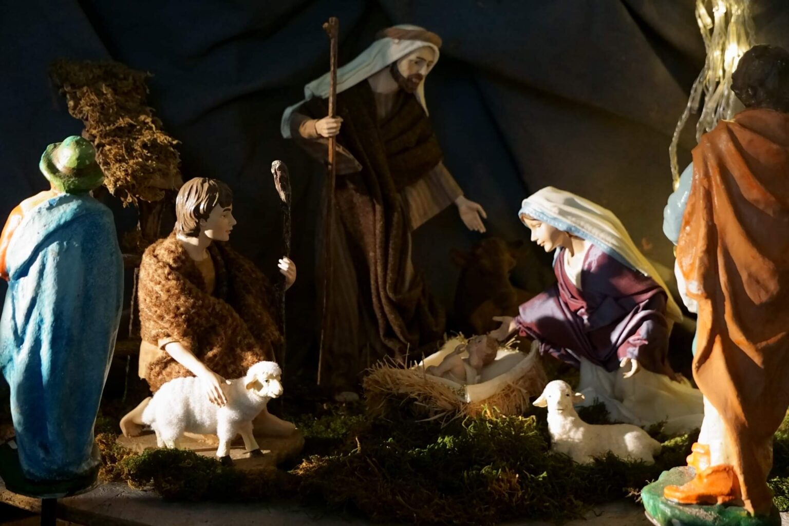 Керамічний ангел, прийнявши пожертву, починає співати і включає механізм: у Садгорі рухомий вертеп, над яким кружляє мініатюрна копія 'Мрії', єднає та несе надію