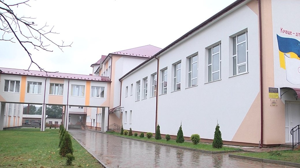 На тривожні кнопки, камери відеоспостереження та охоронців шкіл у Чернівцях спишуть 13 мільйонів людських грошей