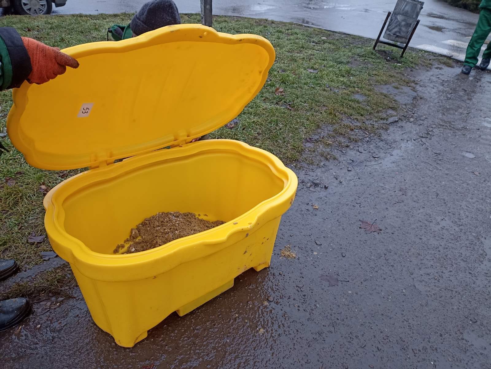 Чернівецькі комунальники закупили, встановили та заповнили піском нові сучасні ємності