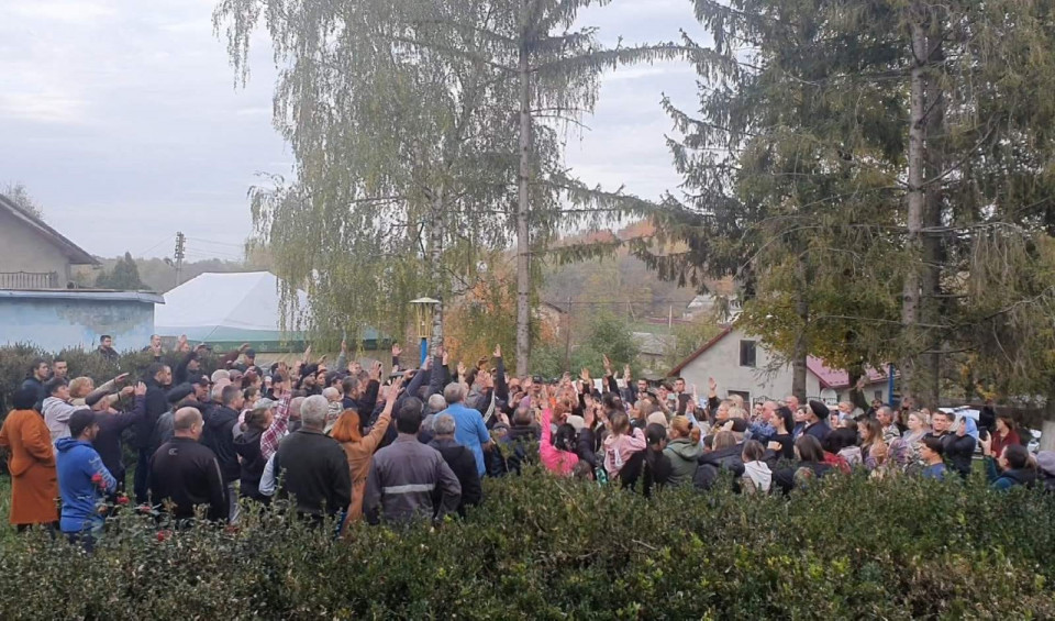 Вила та кілки довкола церкви: парафіяни з Юрківців скаржаться, що місцева влада блокує їм перехід до ПЦУ